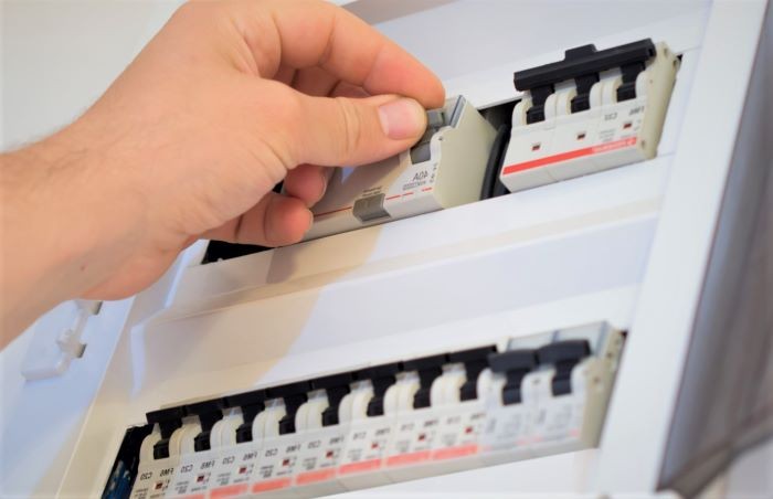 Quels sont les 4 types de disjoncteur ?