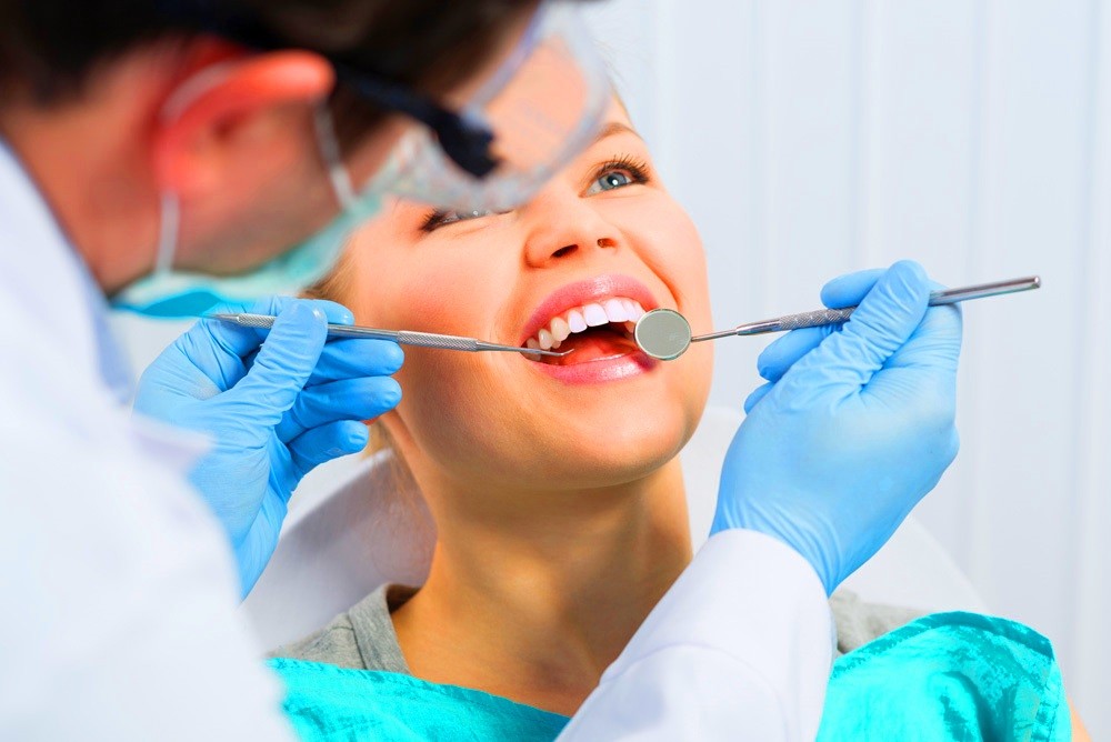 Les soins et l'entretien des implants dentaires : un sourire durable