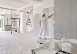 Peintres professionnels réalisant un chantier de peinture intérieure