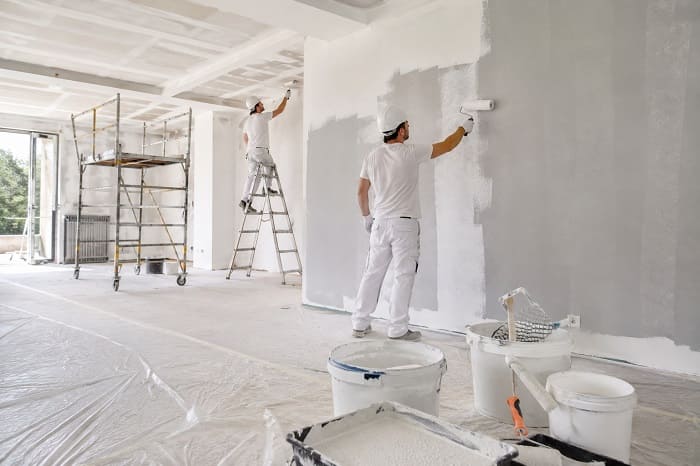 Peintres professionnels réalisant un chantier de peinture intérieure