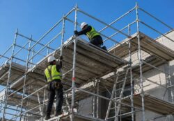 Ouvriers réalisant le montage sécurisé d’un échafaudage